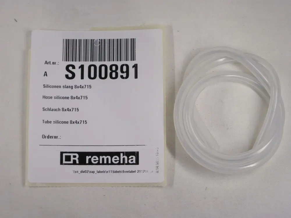 Transparenter Silikonschlauch neben Produktetikett der Marke Remeha, das Artikelnummer und Bezeichnung enthält. Label in mehreren Sprachen beschriftet.